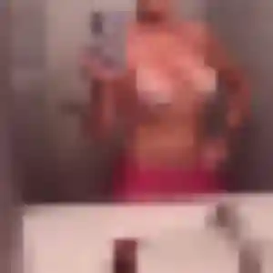 Debora (33 ans) à Plougourvest attend une rencontre maintenant